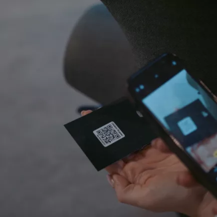 Lindbak R Egister QR kode pa registrert mobel skannes