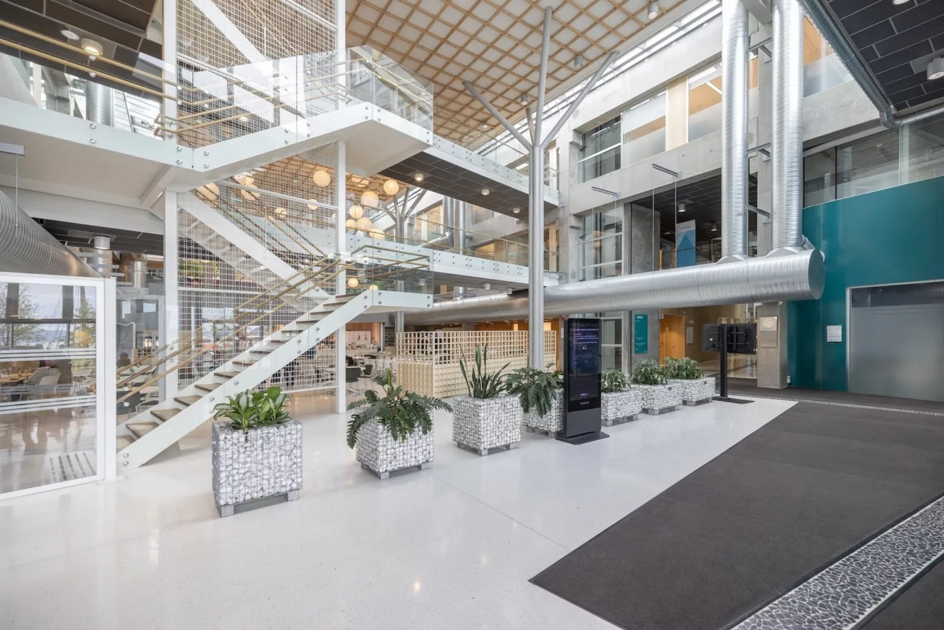 2024 Trondheim 035 E C Dahls Kantine lobby blomsterkasser