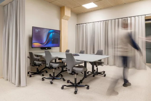 Lindbak 057 NEAS Campus Kristiansund 2024 Moterom aapent gardiner graa