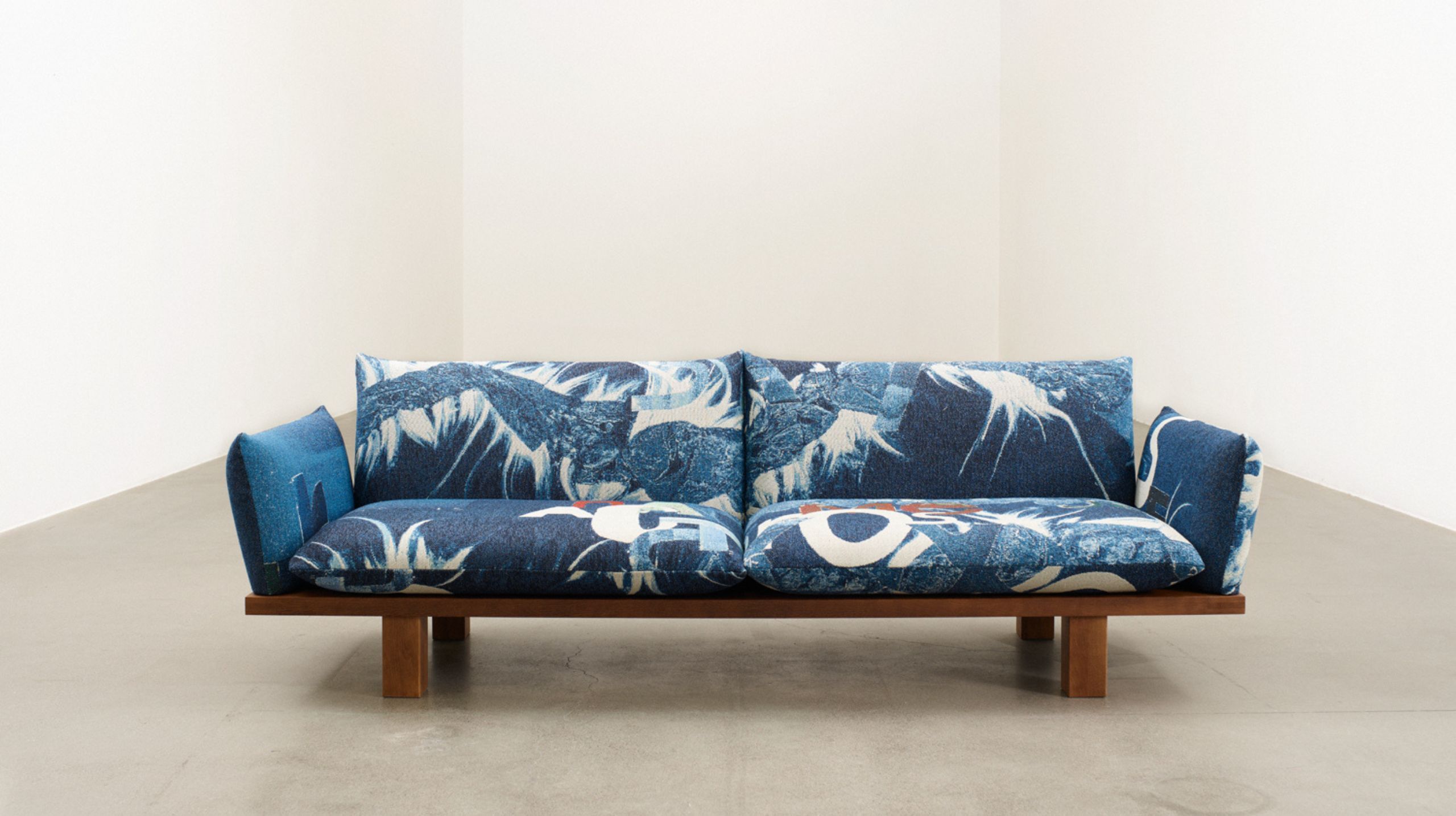 LK Hjelle Less sofa kunstnerisk tekstil Magne Furuholmen 1