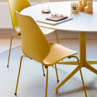 Fora Form City stoler i gult sammen med Kvart bord Fora Form spiseomrade