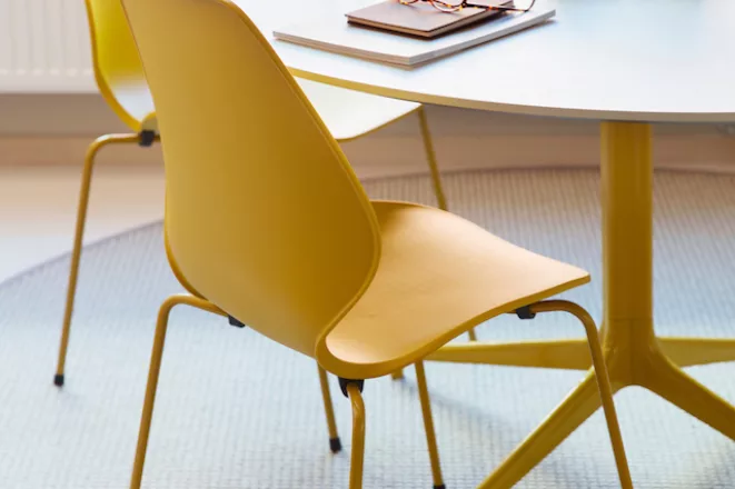 Fora Form City stoler i gult sammen med Kvart bord Fora Form spiseomrade