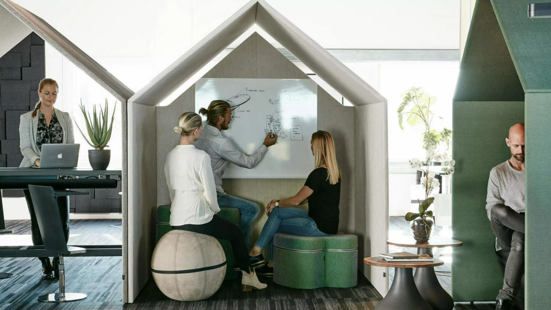 Gotessons office balls half a hut and the hut mennesker moteplass