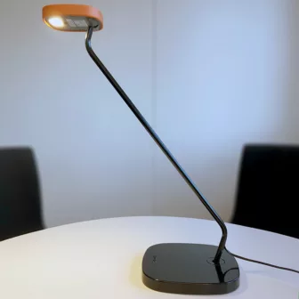 Luxo Trace sort LED-skrivebordslampe med fot