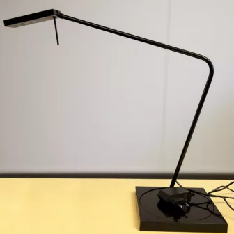 Luxo Ninety LED sort skrivebordslampe med bordfot