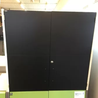 Skap 2p hvit sort slagdører EFG 80 x 40 x 76
