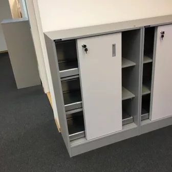 Skap 3P grå lys grå skyvedør KMS 80 x 55 x 118 låsbart