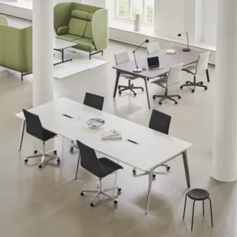 FritzHansen-FH-Oxford-3191W-chair-Pluralis-Table-1-matching-base-RGB_80156.jpg