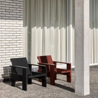 HAY.-Crate.-Produktbilde-Crate-Lounge-Chair-black-wb-lacquered-pinewood-Crate-Lounge-Chair-iron-red-wb-lacquered-pinewood_97136.jpg