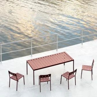 HAY-Balcony-Chair-iron-red-Balcony-Table-iron-red-03_72720.jpg