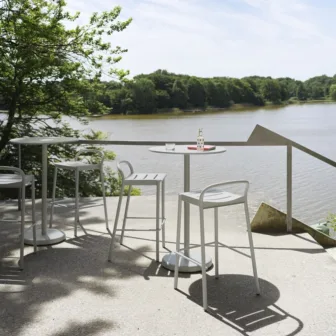 Muuto.-Linear-steel-Barstol.-Produktbildelinear-steel-cafe-table-h105-bar-stool-75-grey-muuto-org_98506.jpg