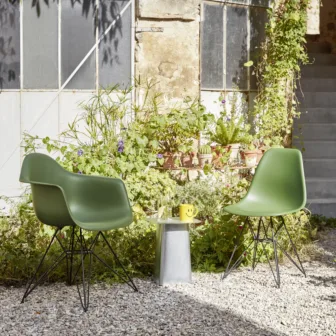 Vitra.-Eames-Plastic-Side-Chair.-Produktbilde-5920118-Eames-Plastic-Armchair-DAR-Eames-Plastic-Side-Chair-DSR-Metal-Side-Table-Zinc-master_97762.jpg
