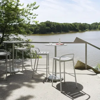 Muuto.-Linear-steel-Barstol.-Produktbildelinear-steel-cafe-table-h105-bar-stool-75-grey-muuto-org_98506.jpg