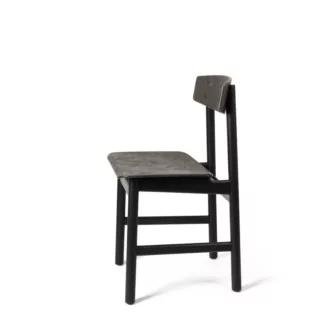 Mater.-Conscious-Chair-3162.-Produktbilde-Mater-10006-ConsciousChair-CoffeeWasteBlack-Packshot-300dpi-Oak-Side_108197.jpg