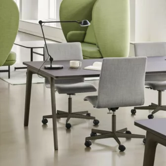 FritzHansen-FH-Oxford-3191W-chair-Pluralis-Table-AQ01-lamp-matching-base-RGB_80158.jpg