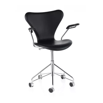 Fritz-Hansen-Series-7-3217-Arne-Jacobsen-fully-upholstered-black-leather_67334.jpg