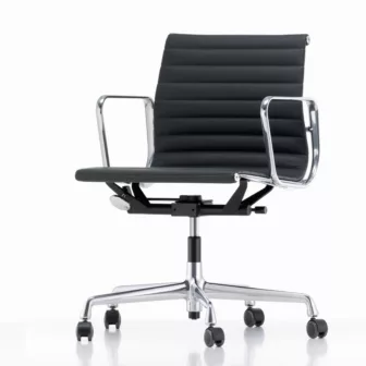 Aluminium Chair EA 118 - Sort skinn / Polert aluminium armlener / Polert aluminium understell / Hjul for harde gulv