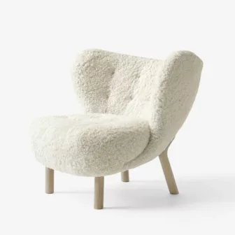 Little Petra VB1 Lounge chair - Beige Sheepskin Moonlight / Hvitoljet eik