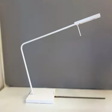Luxo Ninety LED hvit skrivebordslampe med bordfot