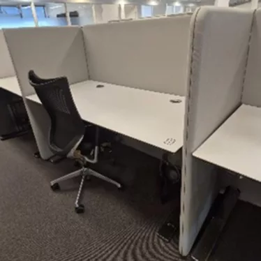 Skrivebord komplett hvit 160 x 80 krom elektrisk hev/senk understell brukt