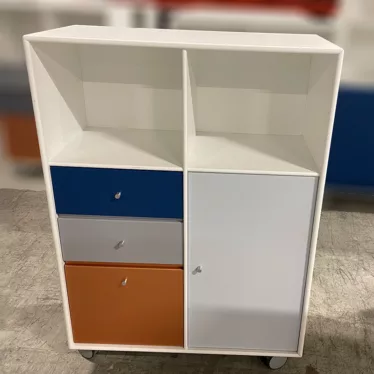 Skap 3p hvit slagdør Montana 82 x 39 x 114 3 skuffer i blå grå oker lys grå dør  hjul