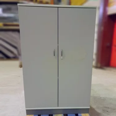 Skap 3P grå slagdør Isku 80 x 43 x 126