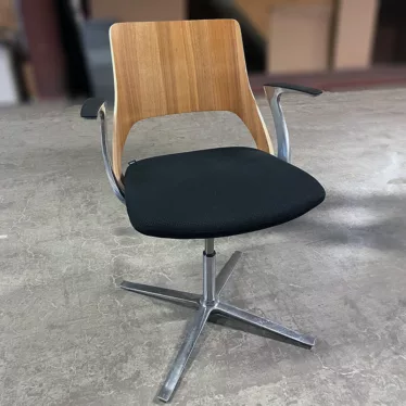 Konferansestol sort/eik Kinnarps Embrace fotkryss