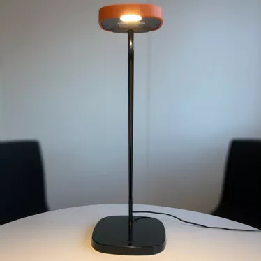 Luxo Trace sort LED-skrivebordslampe med fot