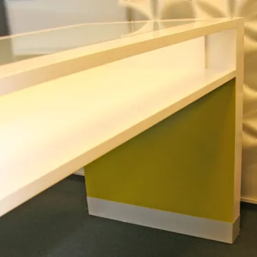 Bukkebord  / monter med innfelt glasstopp 160 x 75 x høyde 92 cm