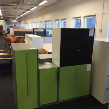 Skap 2p hvit sort slagdører EFG 80 x 40 x 76