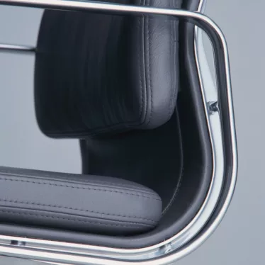 Soft Pad Chair EA 217 - Sort Plano tekstil / Polert aluminium armlener / Polert aluminium understell / Hjul for harde gulv