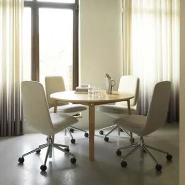 Off Chair lav 5W Aluminium m/liftomat - Brun Hallingdal tekstil / Sort understell av aluminium