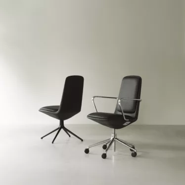 Off Chair lav 4L Aluminium m/sittepute - Sort Ultra Leather / Sort understell av aluminium