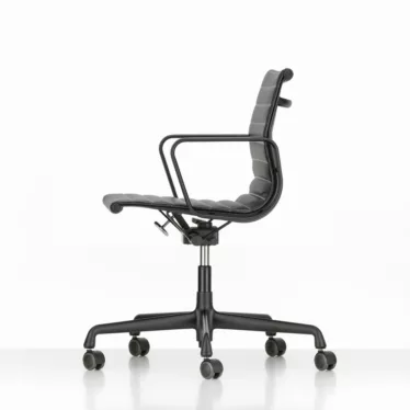 Aluminium Chair EA 118 - Sort skinn / Sort pulverlakkert aluminium armlener / Sort pulverlakkert understell / Hjul for harde gulv