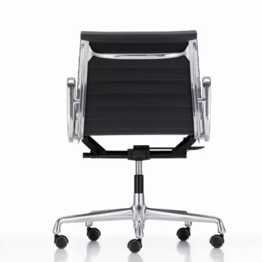 Aluminium Chair EA 118 - Sort skinn / Polert aluminium armlener / Polert aluminium understell / Hjul for harde gulv