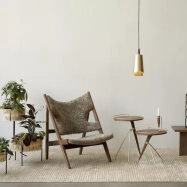 Knitting Lounge Chair - Brun Sahara Sheepskin Curly / Valnøtt understell