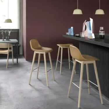 Fiber bar stool wood base - Refine konjakk skinn / Eik understell