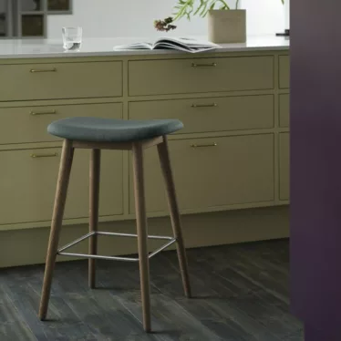Fiber bar stool wood base - Refine konjakk skinn / Eik understell